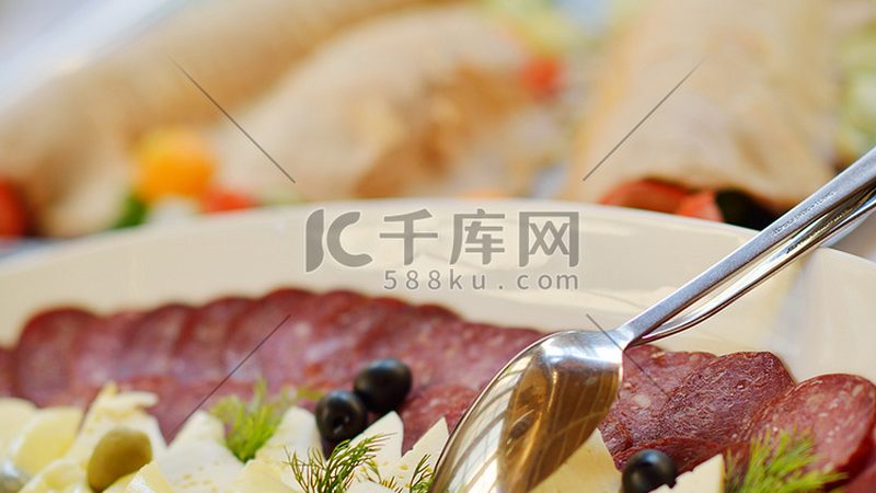 代工与自产：复合调味料企业的两条分岔路