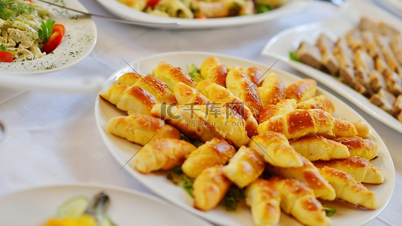 小标题：配料表，是挑选预制菜的关键